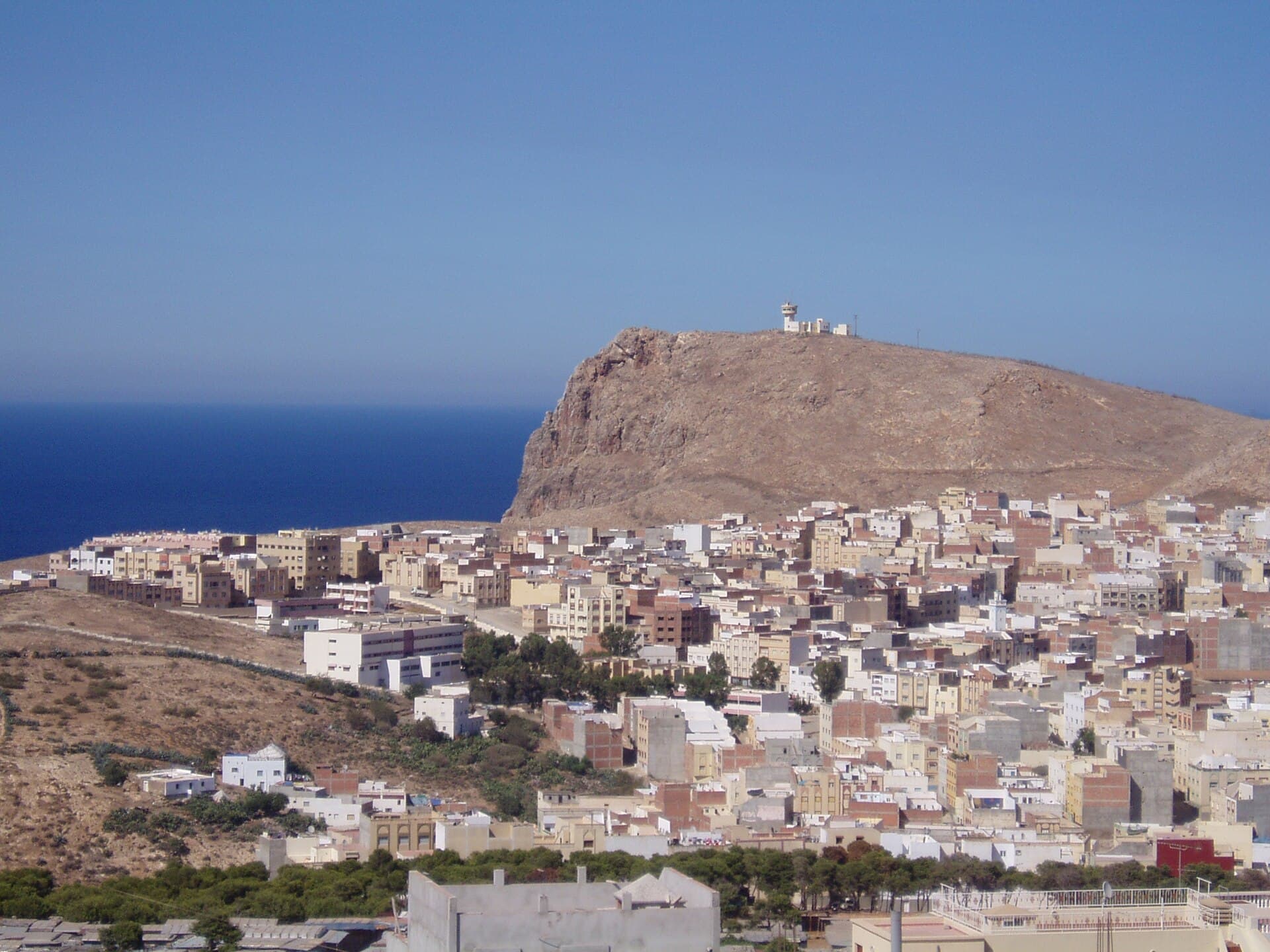 Ville d'Al Hoceima entre falaises et mer Mediterranee