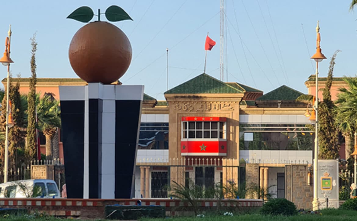 Centre de Berkane avec le monument de l'orange et le drapeau marocain