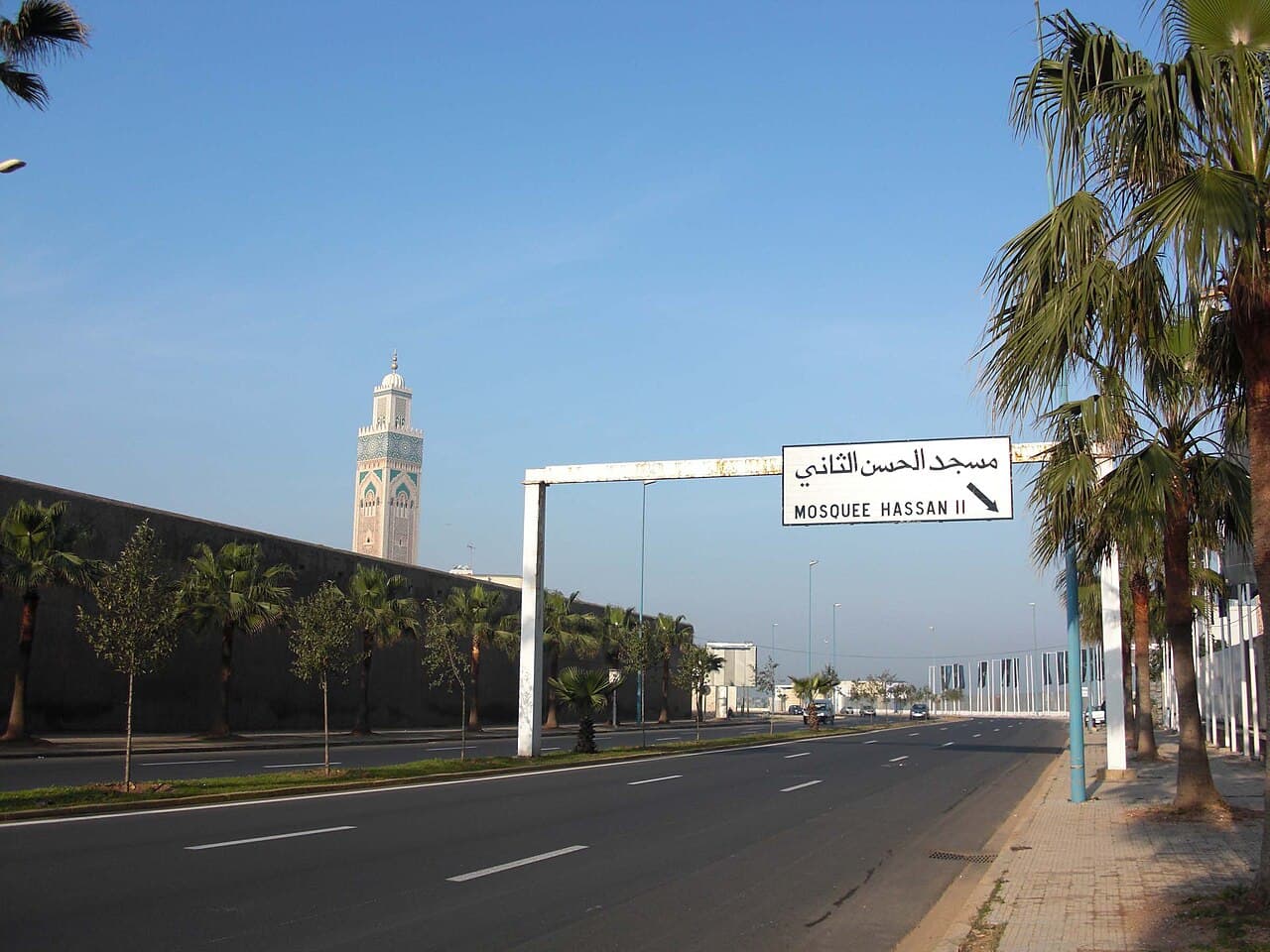 Boulevard de Casablanca avec le minaret de la mosquee Hassan II