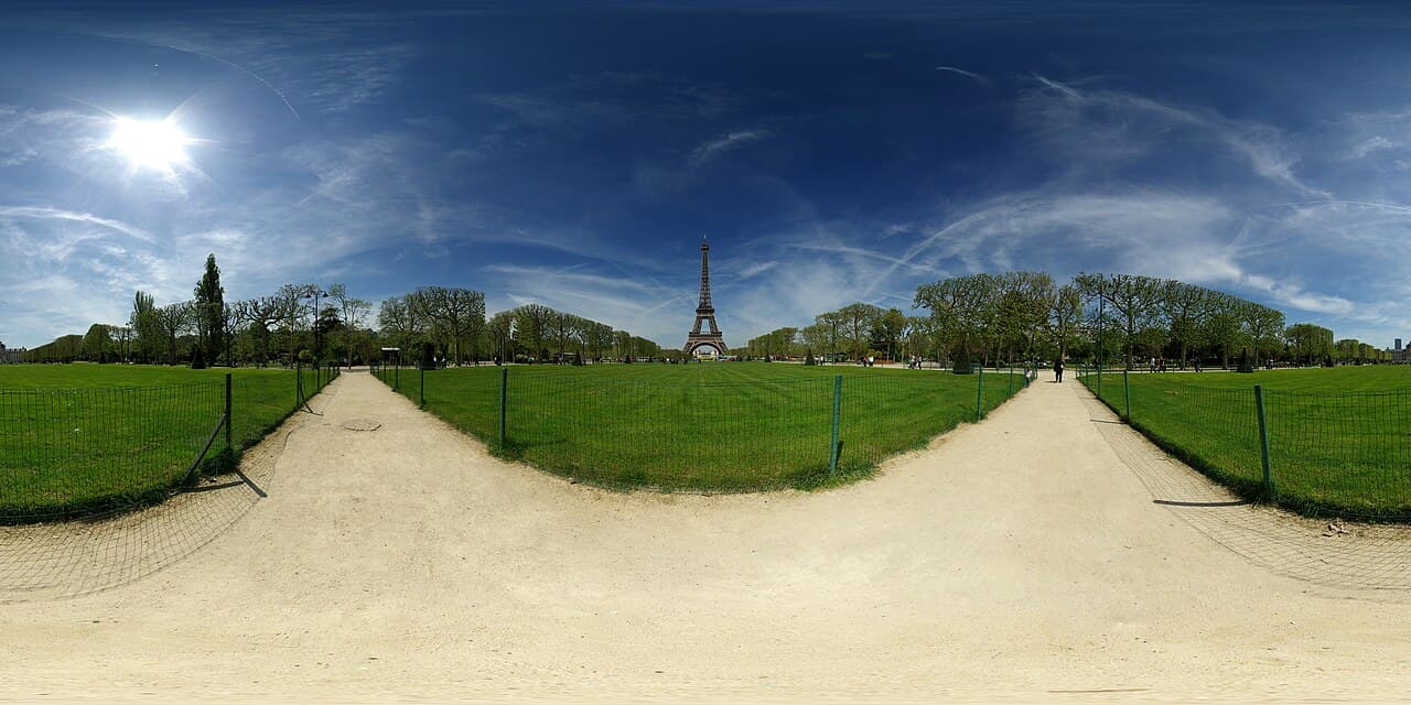 Paris et la tour Eiffel pour le parcours des MRE vivant en France