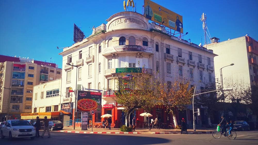 Avenue centrale et paysage urbain de Kenitra
