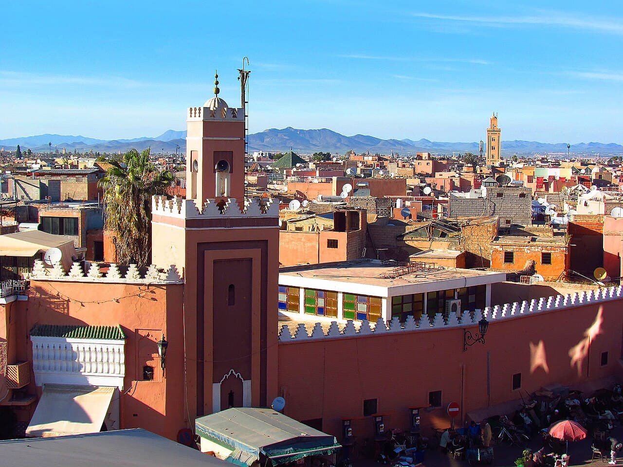 Panorama urbain de Marrakech avec les montagnes de l'Atlas