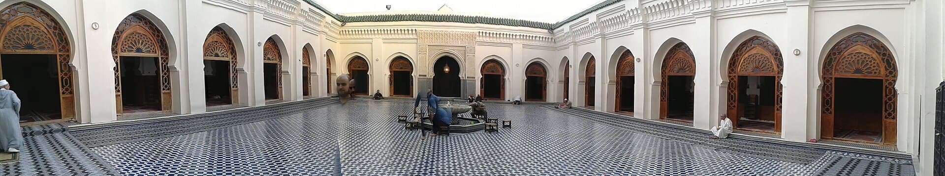 Cour et minaret d'une mosquee historique de Meknes