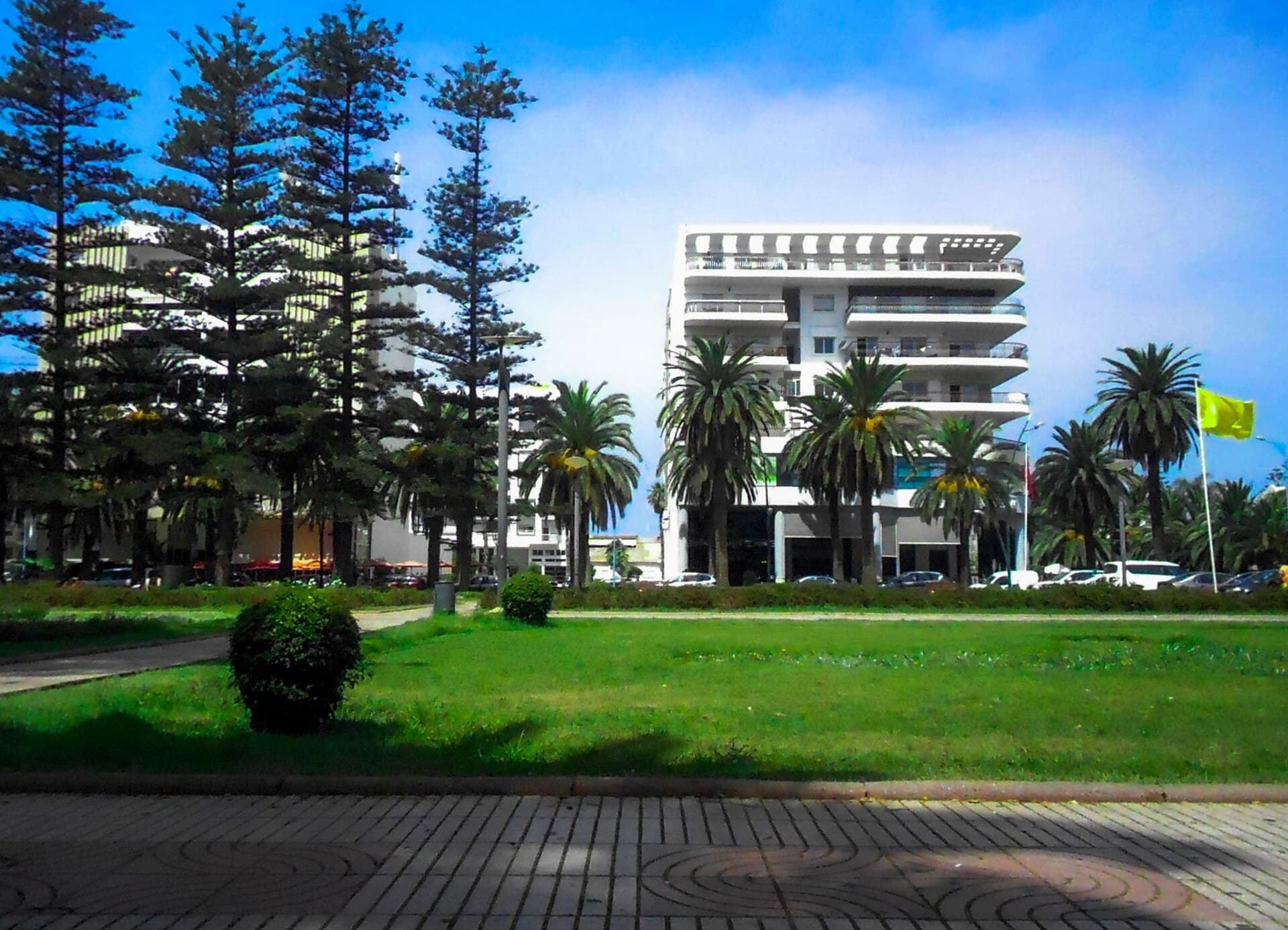 Parc urbain et immeubles residentiels de Mohammedia