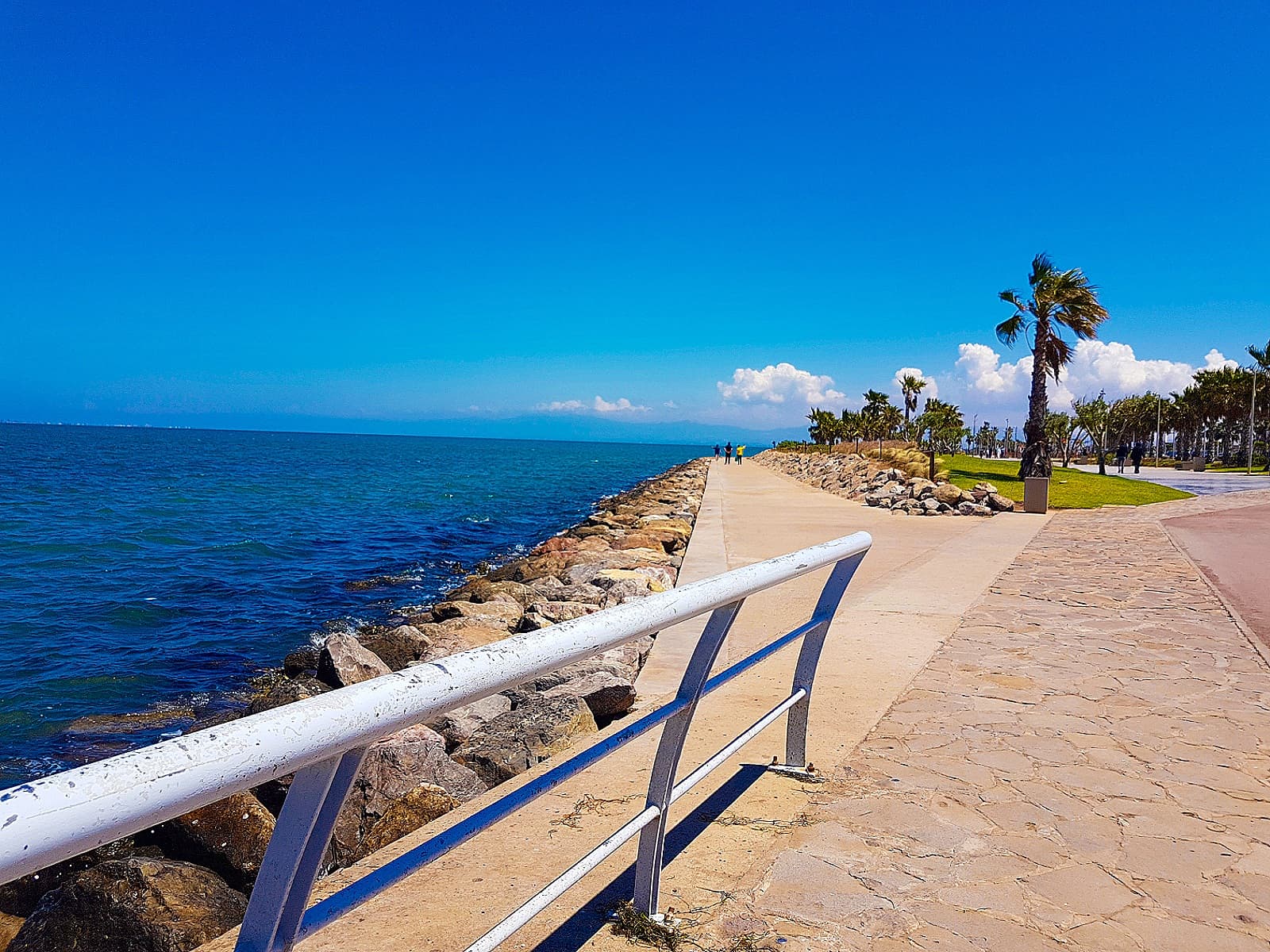 Promenade de la corniche de Nador au bord de la lagune