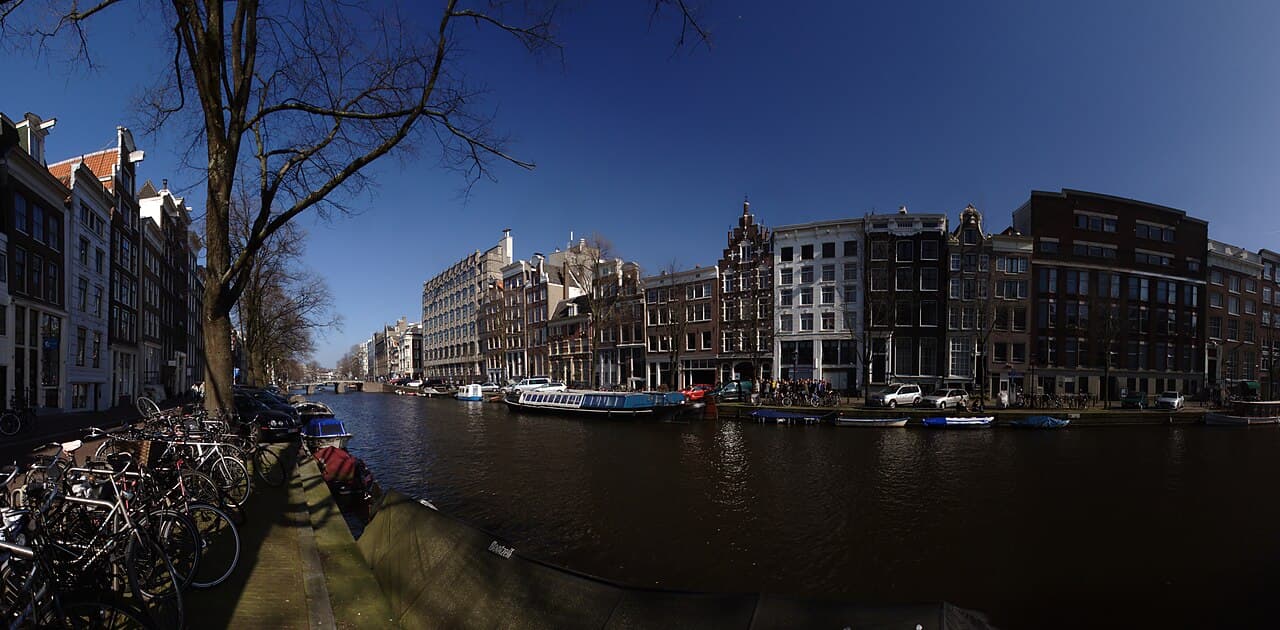 Canal d'Amsterdam pour le parcours des MRE vivant aux Pays-Bas