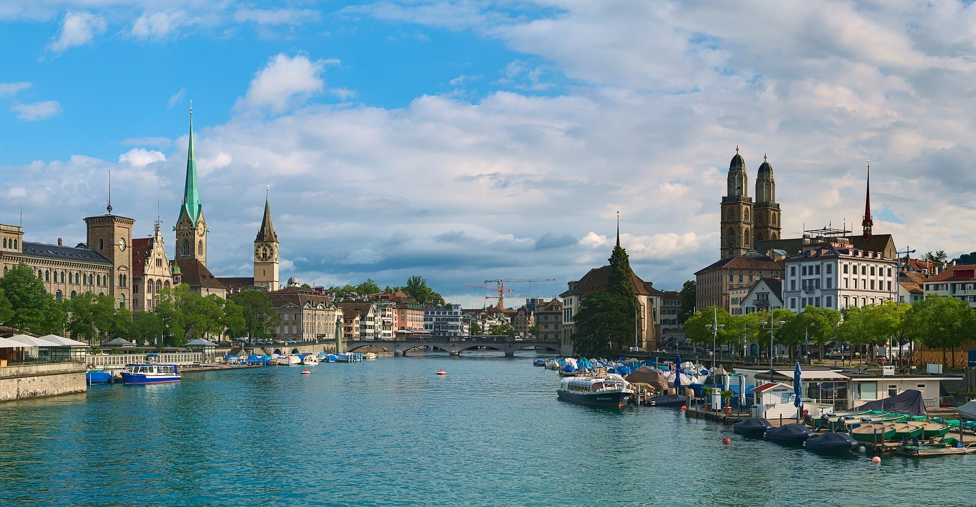 Panorama de Zurich au bord de la Limmat pour les MRE de Suisse