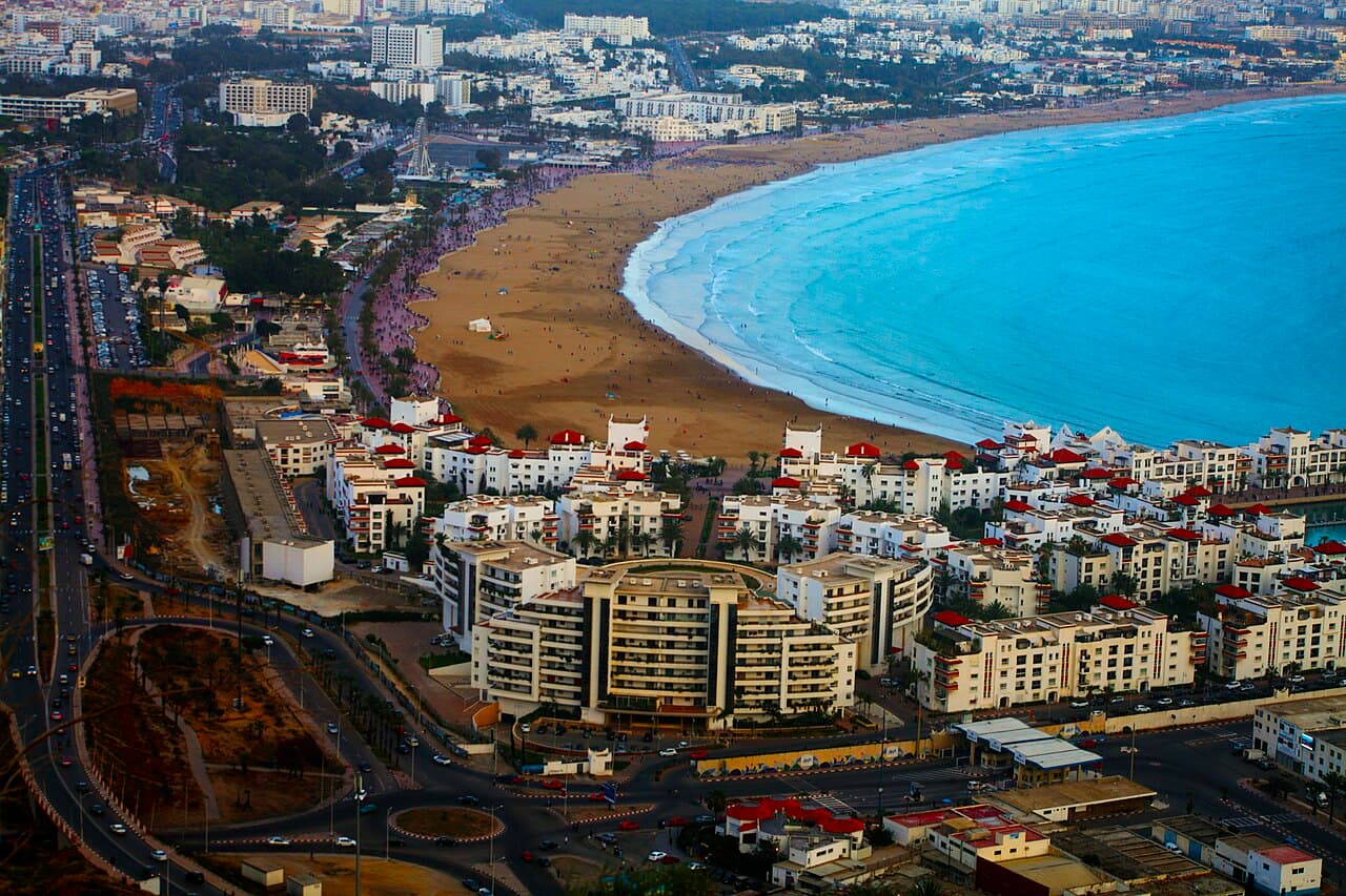 Vue aerienne de la baie, de la plage et des immeubles d'Agadir